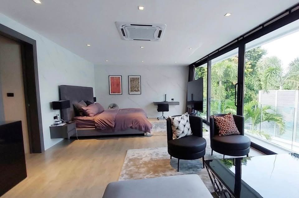 Principal bedroom suite
