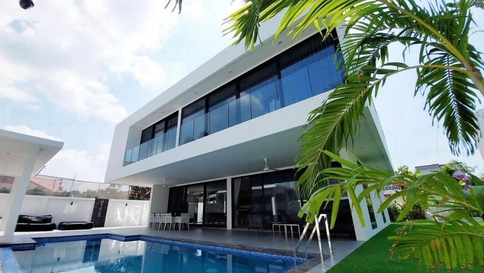 Modern villa and pool