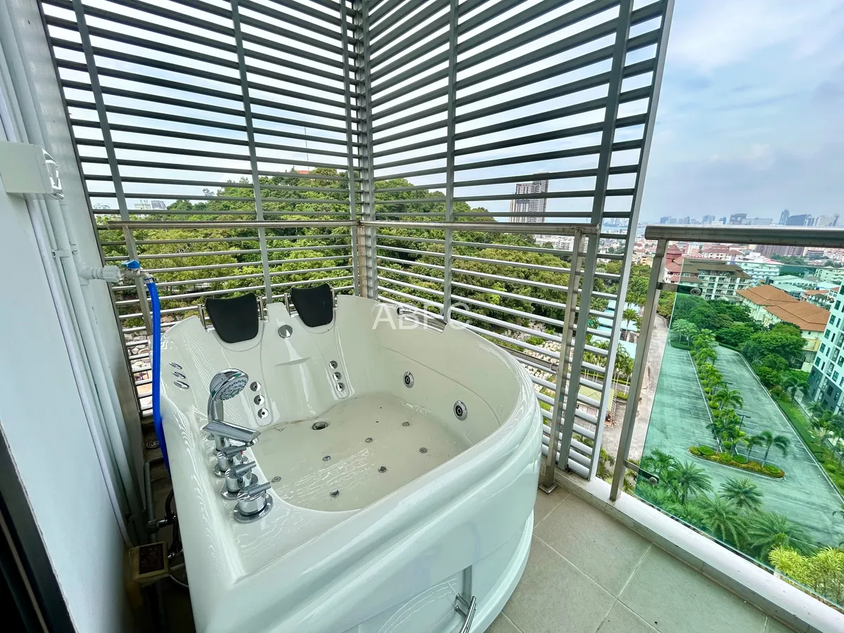 Private balcony Jacuzzi with city view